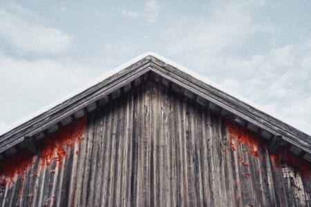 Essential Summer Barn Roof Maintenance Tips Image